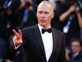 迈克尔·基顿(Michael Keaton)对《蝙蝠女》(Batgirl)被取消表示无所谓，他对片酬表示感谢，并称赞了导演